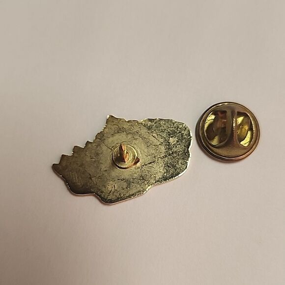 Triple Crown Worth Three Peating Lapel Pin Brooch Kentucky Derby - Picture 3 of 4